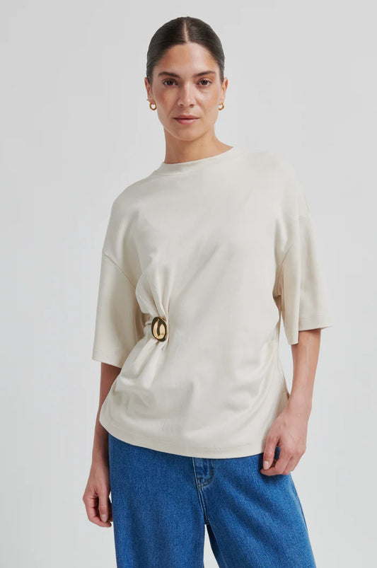 SECOND FEMALE ENORA BROOCH TEE BEIGE - S. LABELS