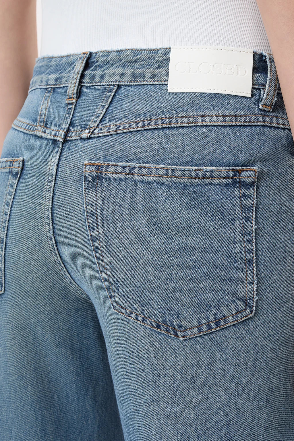 CLOSED GILLAN STRAIGHT JEANS DISTRESSED MID BLUE