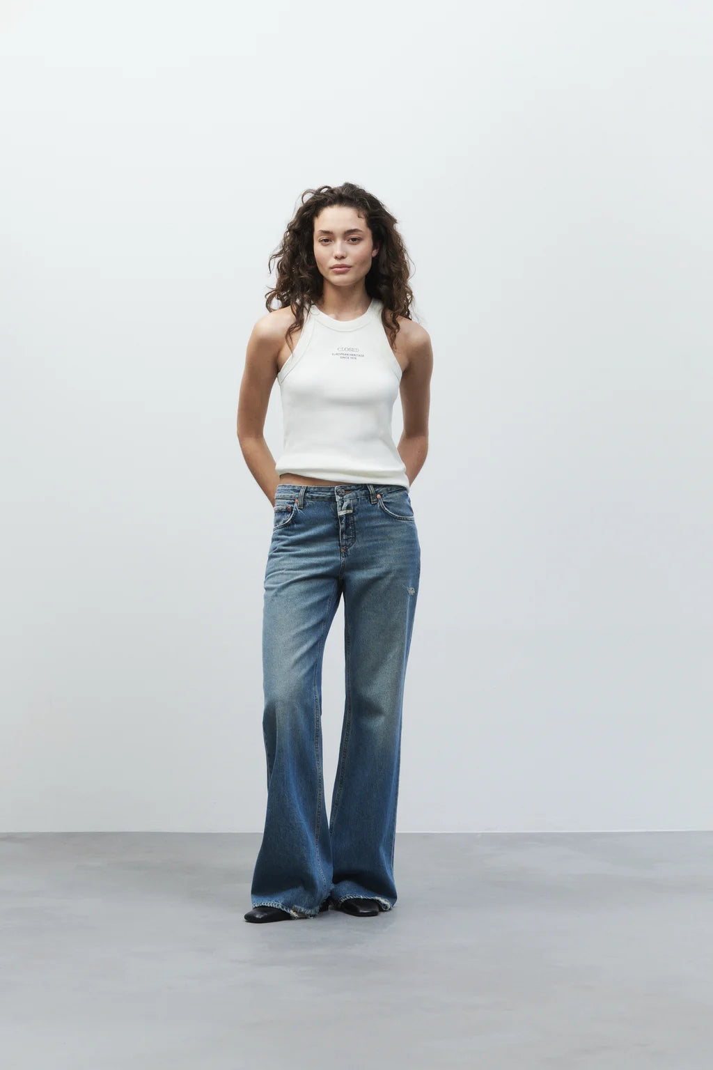 CLOSED GILLAN STRAIGHT JEANS DISTRESSED MID BLUE