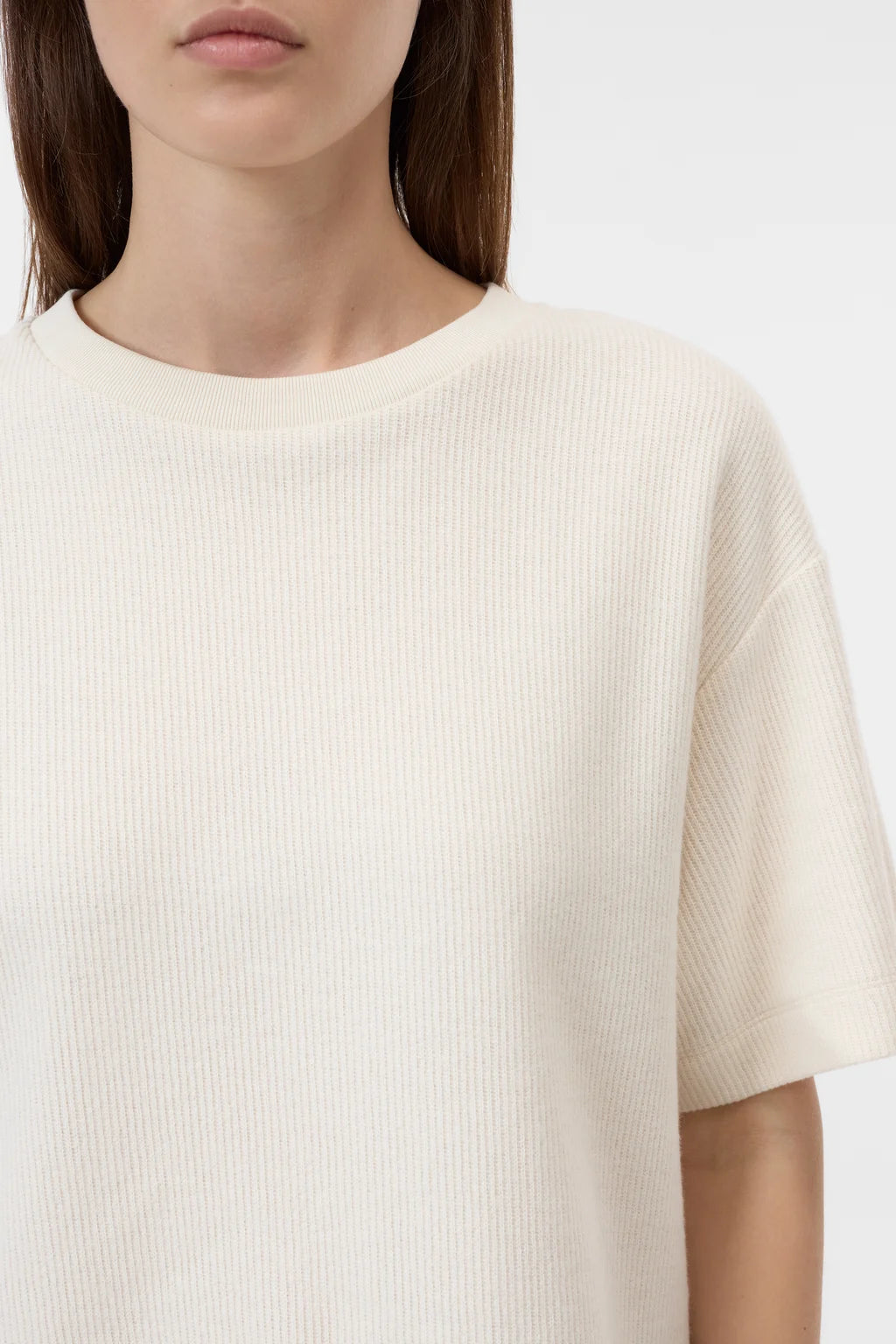 CLOSED BACK SLIT TEE ECRU
