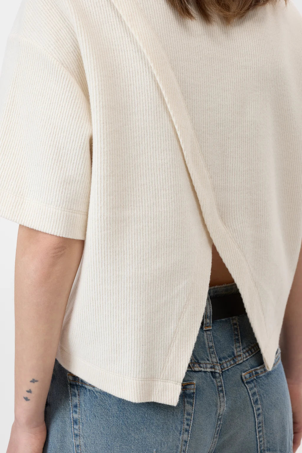 CLOSED BACK SLIT TEE ECRU