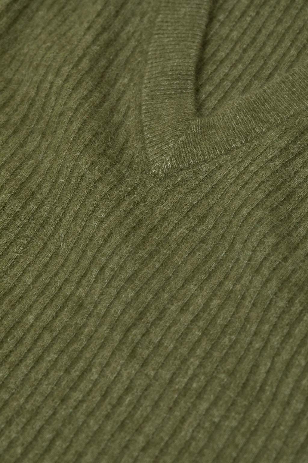 CLOSED WOL EN ALPACA V-HALS TRUI PISTACHIO