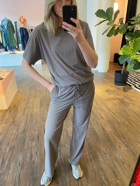 NO MAN'S LAND TRAVEL PANTS TAUPE