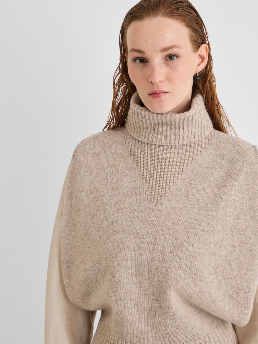 ROUGE EDIT TURTLENECK KNITTED VEST SAND