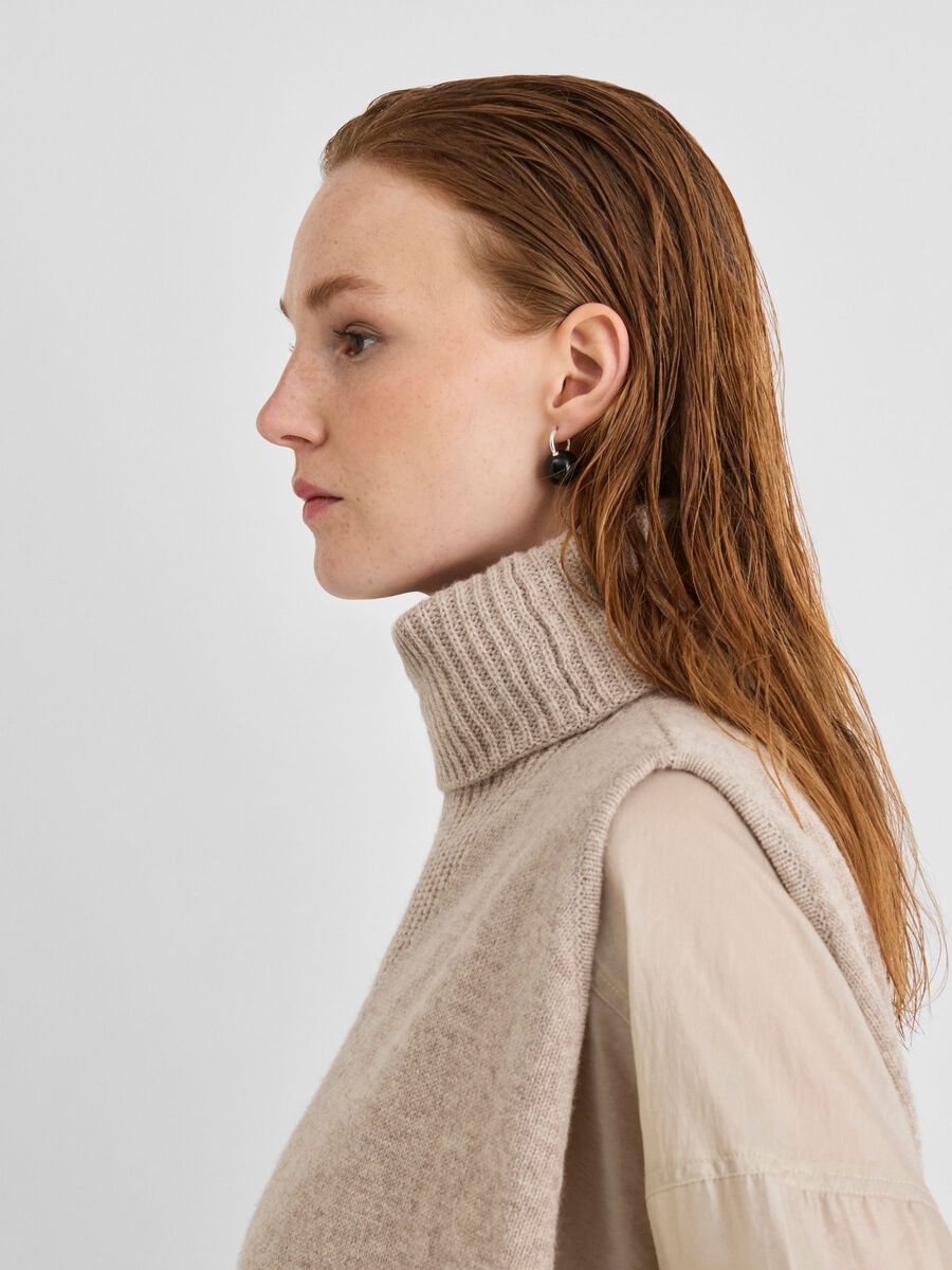 ROUGE EDIT TURTLENECK KNITTED VEST SAND