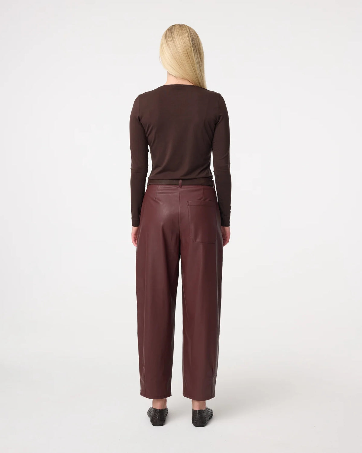 KNIT-TED FAUX LEATHER ALBA PANTS BURGUNDY