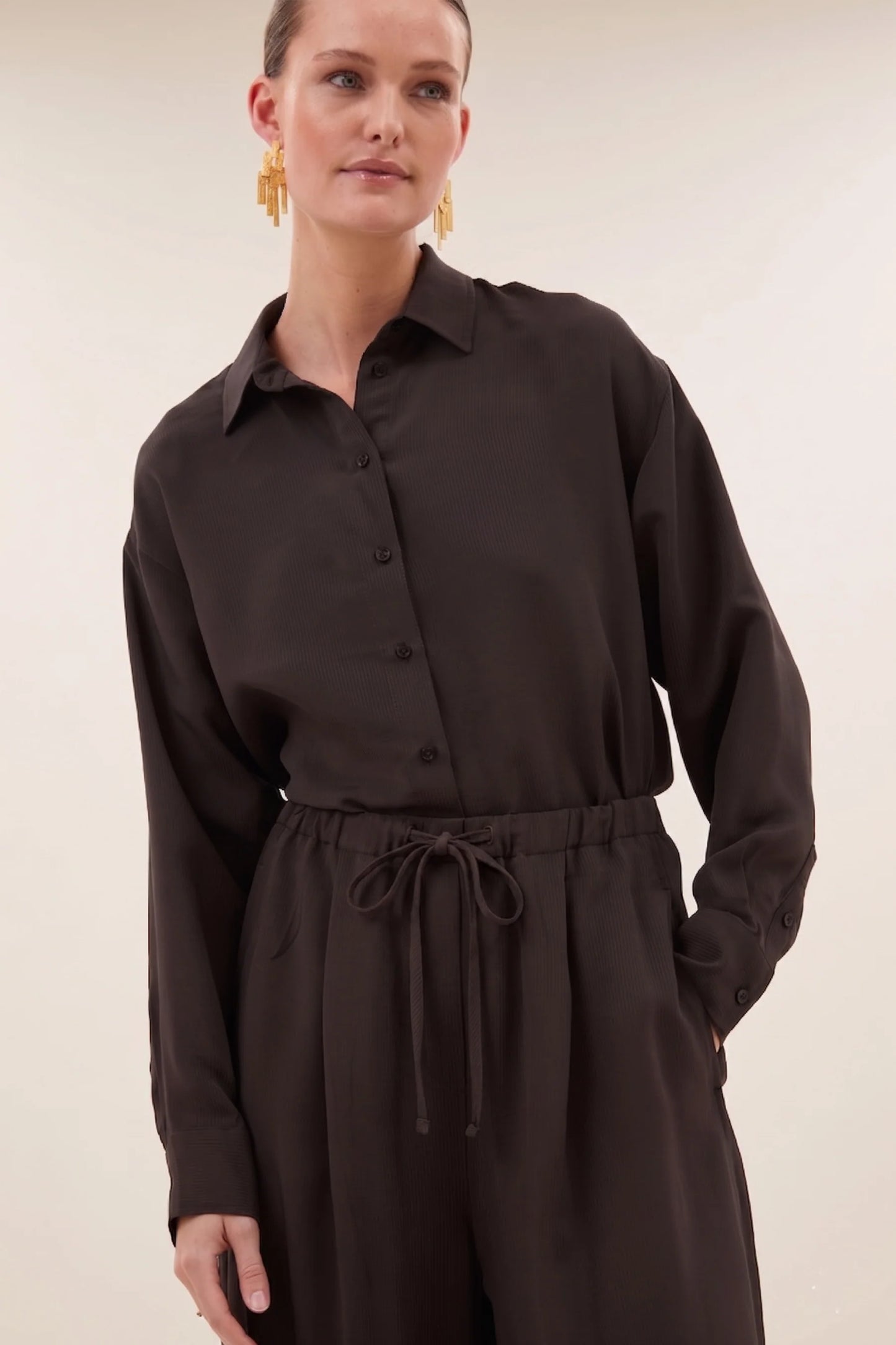 BY BAR KRIS SATIN STRIPE BLOUSE ESPRESSO
