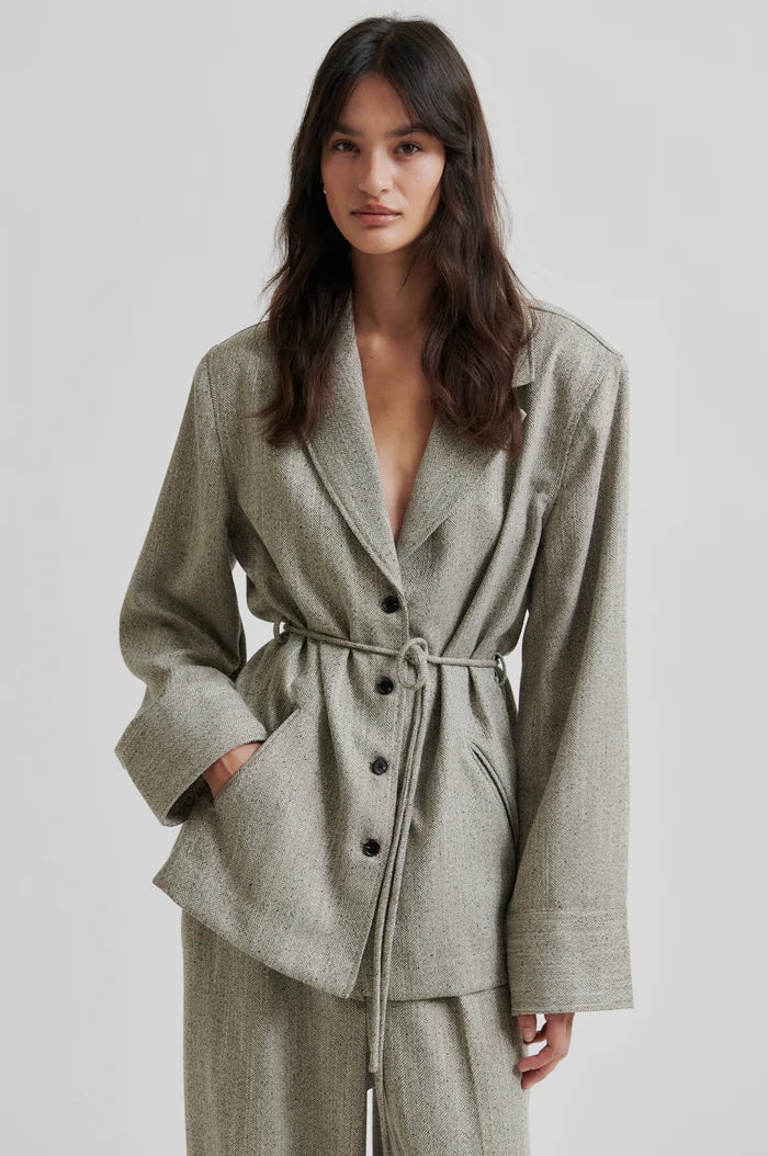 SECOND FEMALE JUN BLAZER