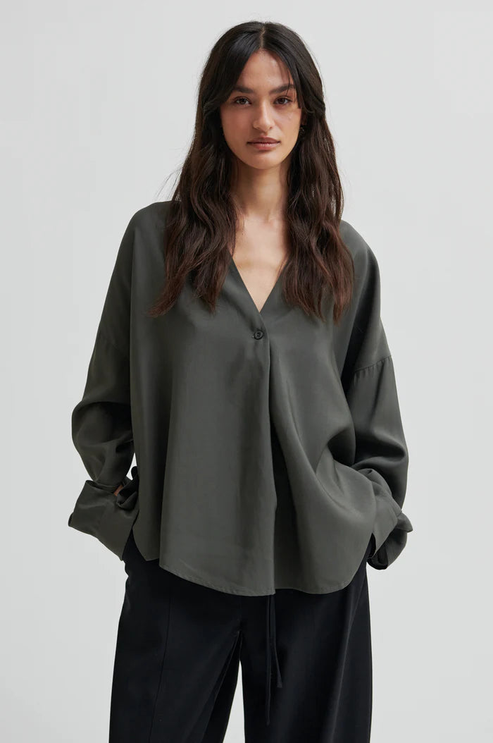 SECOND FEMALE TIMELINE BLOUSE BELUGA