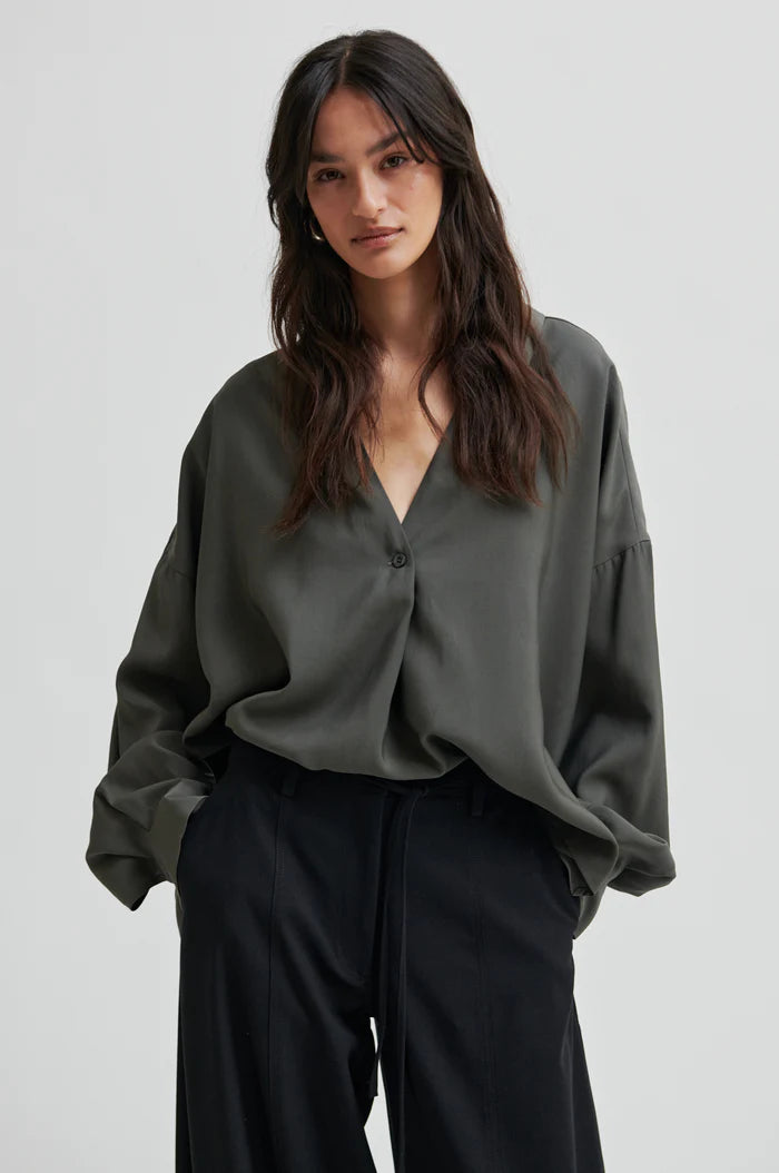 SECOND FEMALE TIMELINE BLOUSE BELUGA