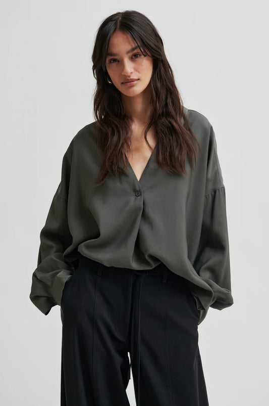 SECOND FEMALE TIMELINE BLOUSE BELUGA
