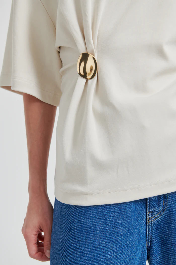 SECOND FEMALE ENORA BROOCH TEE BEIGE - S. LABELS