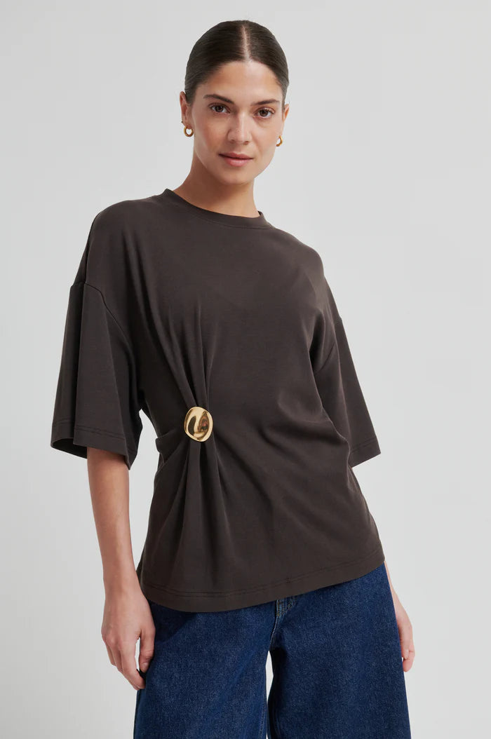 SECOND FEMALE ENORA BROOCH TEE CHOCOLATE - S. LABELS