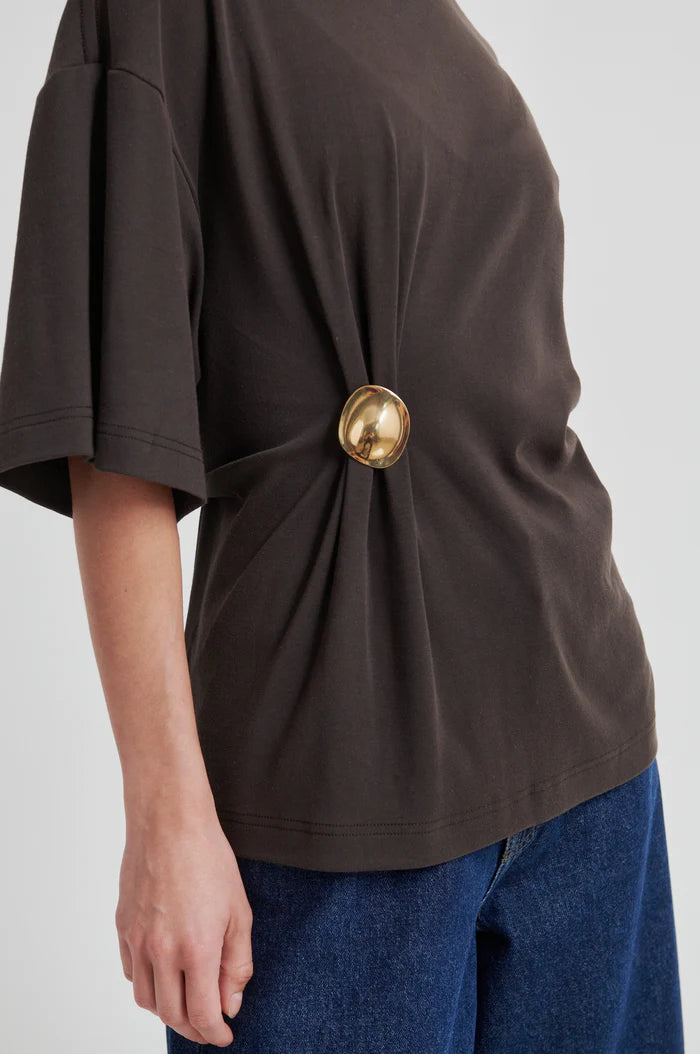 SECOND FEMALE ENORA BROOCH TEE CHOCOLATE - S. LABELS