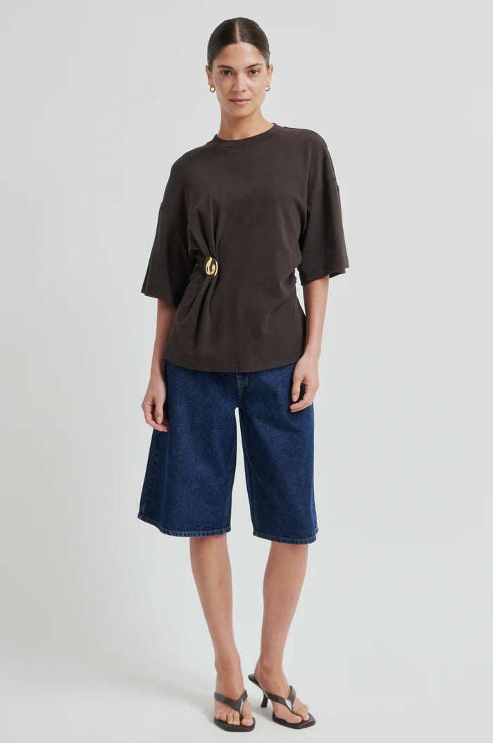 SECOND FEMALE ENORA BROOCH TEE CHOCOLATE - S. LABELS