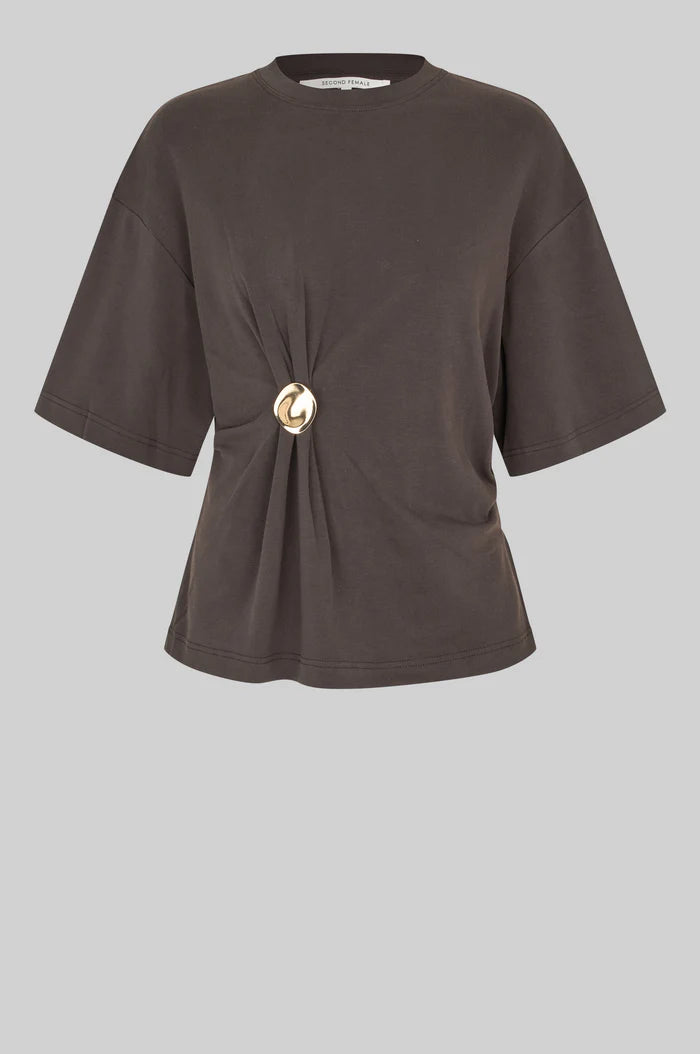 SECOND FEMALE ENORA BROOCH TEE CHOCOLATE - S. LABELS