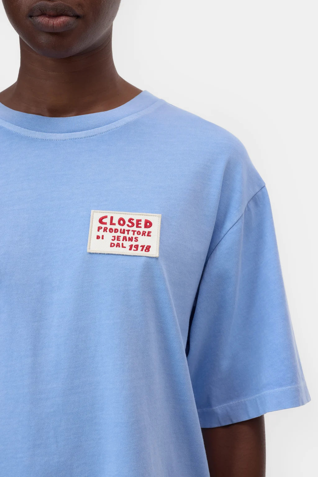 CLOSED BOXY TEE MET BADGE SKY BLUE - S. LABELS