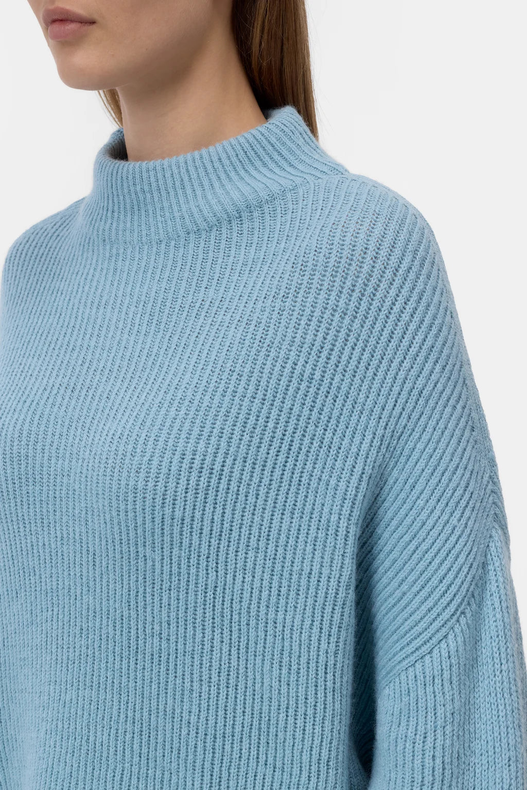 CLOSED FUNNEL NECK BREEZE BLUE