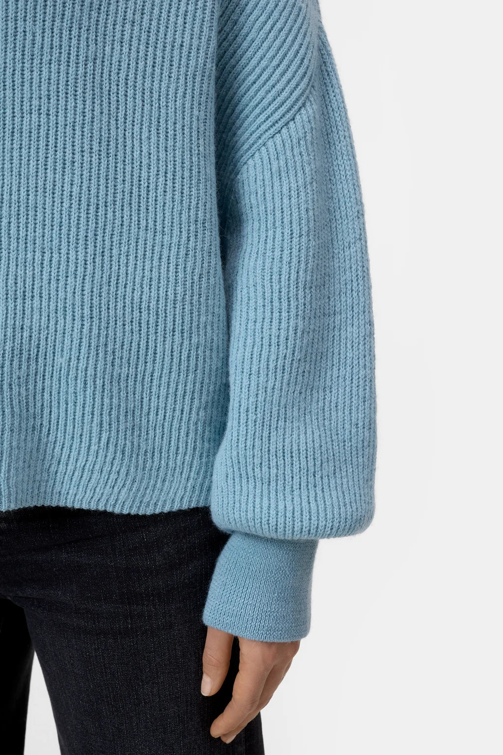 CLOSED FUNNEL NECK BREEZE BLUE