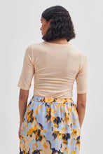 Afbeelding in Gallery-weergave laden, SECOND FEMALE MATIMA TEE ABRIKOOS
